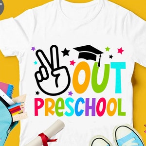 Paz fuera preescolar Svg, Último día de clases Svg, Graduado de preescolar 2025, Vacaciones de verano de preescolar, Archivos de corte Svg de camisa de graduación para niños