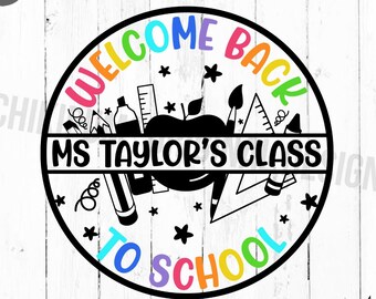 Puede incluir: Un círculo blanco y negro con el texto "Welcome Back to School" en colores arcoíris. El texto "MS Taylor's Class" está en una pancarta en el medio del círculo. El círculo está lleno de útiles escolares en blanco y negro, incluyendo una manzana, lápices, una regla y un pincel.