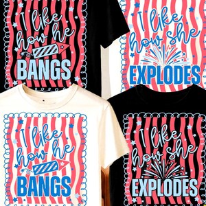 Op de afbeelding: Vier T-shirts, twee zwarte en twee witte, met patriottische ontwerpen. Elk shirt heeft een rood, wit en blauw grafisch ontwerp met de zinnen "I like how he BANGS" en "I like how she EXPLODES". Het ontwerp bevat sterren en vuurwerk.