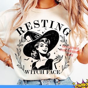 Könnte beinhalten: Ein weißes T-Shirt mit einem schwarz-weißen Grafikdesign einer Hexe mit dem Text "RESTING WITCH FACE".