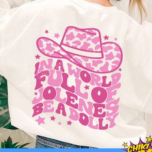 In een wereld vol Jolenes Be A Dolly Svg, Cowgirl Svg, cowboyhoed Svg, Dolly Svg, Western Svg png