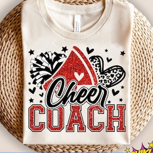 以下が含まれることがあります： 黒文字で「Cheer Coach」と書かれた赤いグリッターのチアリーディングメガホンと、白黒のポンポン。メガホンの周りには、白黒のヒョウ柄のハートと黒い星が散りばめられています。