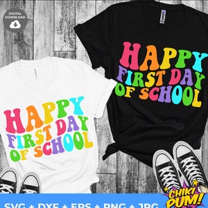 Può includere: Due magliette bianche con il testo "HAPPY FIRST DAY OF SCHOOL" in colori arcobaleno. Il testo è in uno stile di font retrò. Le magliette sono disposte su una superficie di legno. Il testo "SVG + DXF + EPS + PNG + JPG" è nella parte inferiore dell'immagine.