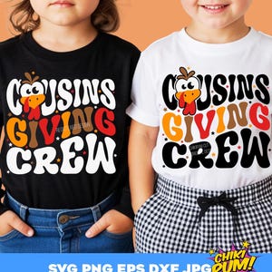 Pode incluir: Duas crianças vestindo camisetas combinando em preto e branco com o texto "Cousins Giving Crew" em uma fonte retrô. O design inclui um gráfico de peru e detalhes de estrelas, perfeito para o Dia de Ação de Graças.