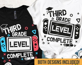 Può includere: Due design di magliette in bianco e nero con una grafica di un controller per videogiochi e il testo "Third Grade Level Complete".