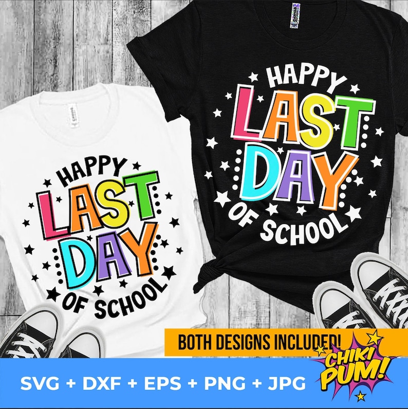 Puede incluir: Dos camisetas blancas con un gr&aacute;fico colorido que dice "Happy Last Day of School" en un c&iacute;rculo con estrellas. El gr&aacute;fico de la camiseta de la izquierda est&aacute; en un c&iacute;rculo con estrellas, mientras que el gr&aacute;fico de la camiseta de la derecha est&aacute; fuera de un c&iacute;rculo con estrellas. Ambas camisetas est&aacute;n sobre una superficie de madera con un par de zapatillas negras.