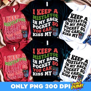 Könnte beinhalten: Rote, schwarze und weiße T-Shirts mit dem Text "I Keep a Mistletoe in My Back Pocket So You Can Kiss My". Die Shirts haben ein Taschen-Design mit Mistelzweigen und einer Schleife. Das Bild enthält auch den Text "ONLY PNG 300 DPI".