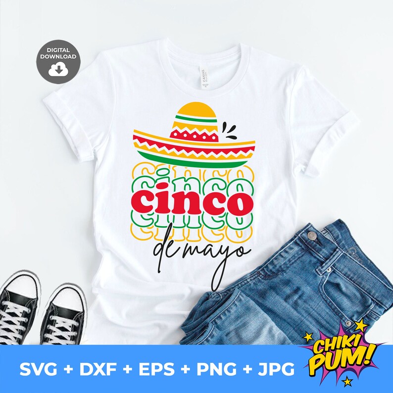 Peut inclure: T-shirt blanc avec un motif color&eacute; pour le Cinco de Mayo. Le motif pr&eacute;sente un sombrero au-dessus des mots "cinco de mayo" en rouge et vert. Le t-shirt est associ&eacute; &agrave; un jean bleu et des baskets noires et blanches.