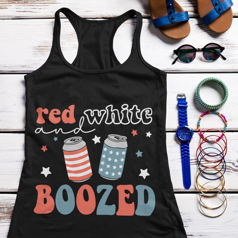 Pu&ograve; includere: Canotta nera con un design grafico rosso, bianco e blu. La grafica presenta due lattine di birra con stelle e strisce e il testo "red white and boozed".