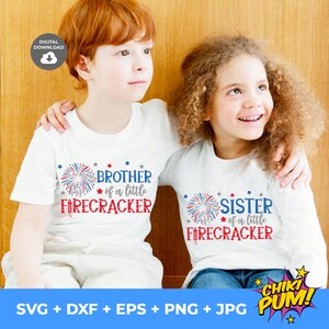 Op de afbeelding: Twee kinderen dragen witte T-shirts met rood-wit-blauwe vuurwerkontwerpen. Het shirt van de jongen zegt "Broer van een klein vuurwerk" en het shirt van het meisje zegt "Zus van een klein vuurwerk".
