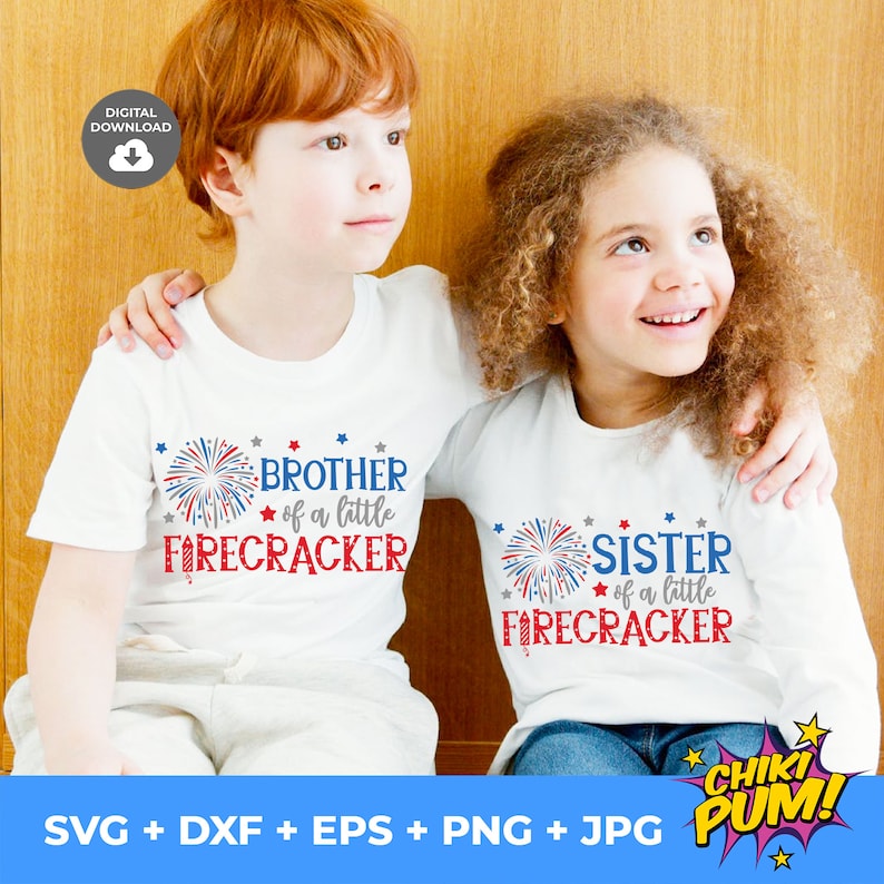 Op de afbeelding: Twee kinderen dragen witte T-shirts met rood-wit-blauwe vuurwerkontwerpen. Het shirt van de jongen zegt "Broer van een klein vuurwerk" en het shirt van het meisje zegt "Zus van een klein vuurwerk".