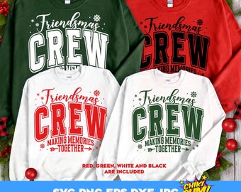 Op de afbeelding: Vier sweatshirts in groen, rood en wit, elk met de tekst "Friendsmas CREW" in een collegestijl. De witte sweatshirts hebben rode en groene tekst. De groene en rode sweatshirts hebben witte en zwarte tekst. De zin "MAKING MEMORIES TOGETHER" staat eronder.