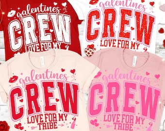 Op de afbeelding: Vier T-shirts in rood, wit, lichtroze en roze, elk met een Valentijnsthema. De shirts tonen de woorden "Galentines Crew" in een vet, decoratief lettertype, met de zin "Love for my Tribe" of "Love for my" eronder. Harten en lippenstiftafbeeldingen zijn inbegrepen.