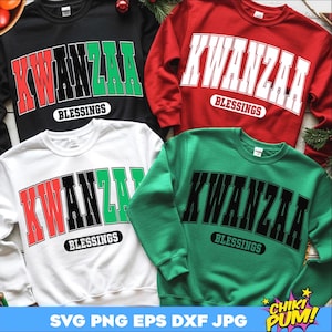 Op de afbeelding: Vier sweatshirts in zwart, rood, wit en groen, elk met het woord "KWANZAA" in een vetgedrukte, collegiale lettertype. Daaronder staat het woord "BLESSINGS" in een kleiner, gebogen lettertype. Een feestelijk ontwerp.