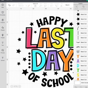 Puede incluir: Un dise&ntilde;o colorido para un cartel del &uacute;ltimo d&iacute;a de escuela. Las palabras "Happy Last Day of School" est&aacute;n en letras negras delineadas con un arco&iacute;ris de colores en el interior. Las letras est&aacute;n rodeadas de estrellas y puntos negros.