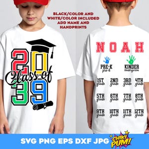 Puede incluir: Camiseta blanca con un diseño colorido "Class of 39", birrete y diploma. La parte trasera de la camiseta muestra el nombre "Noah", los niveles de grado y huellas de manos. Texto: "Black/Color and White/Color Included Add Name and Handprints".