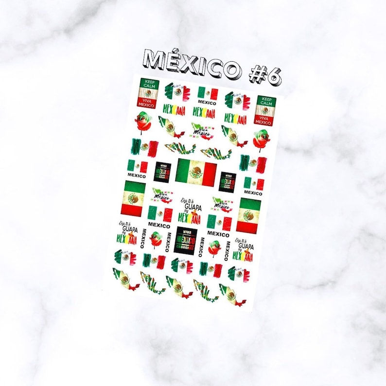 Puede incluir: Hoja de pegatinas para u&ntilde;as con dise&ntilde;os de la bandera mexicana, mapas y frases como "Viva M&eacute;xico" y "Keep Calm". Las pegatinas son rojas, verdes y blancas, con la palabra "M&eacute;xico" en la parte superior.
