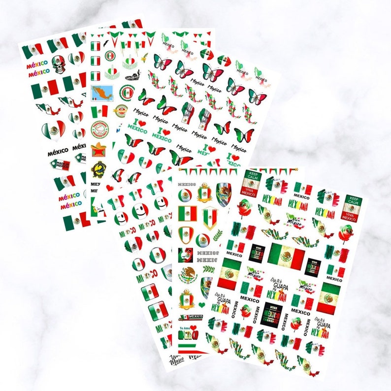 Puede incluir: Cuatro hojas de pegatinas con dise&ntilde;os de la bandera mexicana, mariposas y la palabra "M&eacute;xico". Las pegatinas incluyen banderas, mapas y s&iacute;mbolos patri&oacute;ticos en verde, blanco y rojo.
