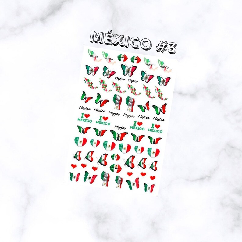 Puede incluir: Una hoja de pegatinas para u&ntilde;as con dise&ntilde;os mexicanos, incluyendo banderas, mariposas y el texto "M&Eacute;XICO #3". Las pegatinas incluyen la bandera mexicana, la palabra "Mexico" y la frase "I ❤️ MEXICO". Los colores son rojo, verde y blanco.