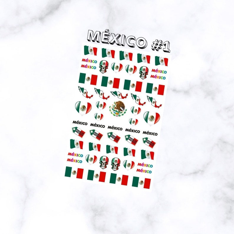 Puede incluir: Una l&aacute;mina de pegatinas para u&ntilde;as con dise&ntilde;os de la bandera mexicana, incluyendo banderas, mapas y gr&aacute;ficos de calaveras. La palabra "M&Eacute;XICO" se repite en todo el dise&ntilde;o. La l&aacute;mina es blanca con un fondo de m&aacute;rmol.