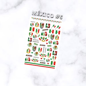 Puede incluir: Una hoja de pegatinas con tem&aacute;tica mexicana. Las pegatinas presentan la bandera mexicana, el escudo de armas y la palabra "M&eacute;xico". Las pegatinas tienen varias formas, incluyendo banderas, escudos y corazones. La hoja tiene rayas rojas, blancas y verdes en la parte inferior.