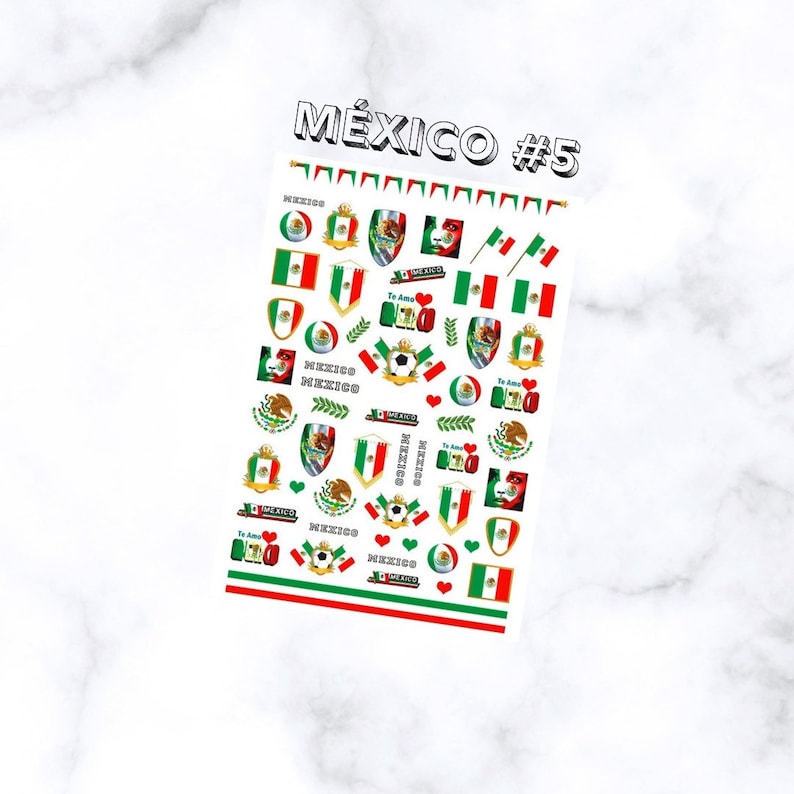 Puede incluir: Una hoja de pegatinas con tem&aacute;tica mexicana. Las pegatinas presentan la bandera mexicana, el escudo de armas y la palabra "M&eacute;xico". Las pegatinas tienen varias formas, incluyendo banderas, escudos y corazones. La hoja tiene rayas rojas, blancas y verdes en la parte inferior.