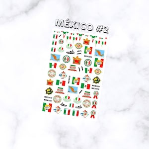 Puede incluir: Una l&aacute;mina de pegatinas para u&ntilde;as con dise&ntilde;os de tem&aacute;tica mexicana. Las pegatinas incluyen im&aacute;genes de la bandera mexicana, sombreros, mapas y la palabra "Mexico". La l&aacute;mina est&aacute; etiquetada como "M&Eacute;XICO #2" en blanco y negro.