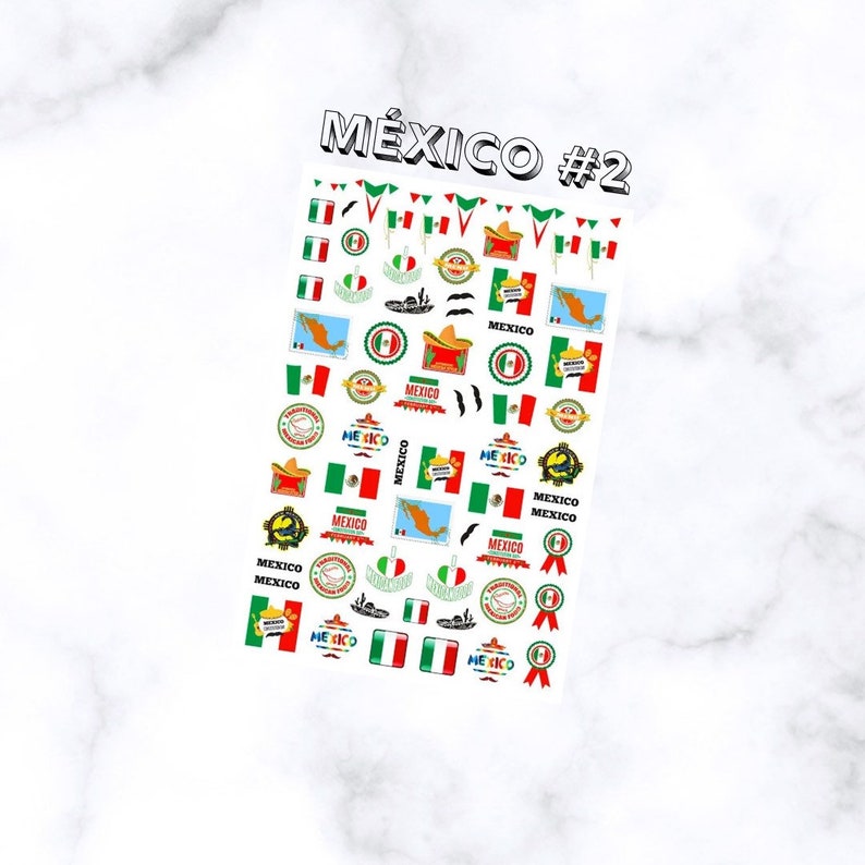 Puede incluir: Una l&aacute;mina de pegatinas para u&ntilde;as con dise&ntilde;os de tem&aacute;tica mexicana. Las pegatinas incluyen im&aacute;genes de la bandera mexicana, sombreros, mapas y la palabra "Mexico". La l&aacute;mina est&aacute; etiquetada como "M&Eacute;XICO #2" en blanco y negro.