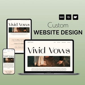 Può includere: Un mockup di design del sito web per un'azienda di fotografia di matrimoni chiamata "Vivid Vows". Il design del sito web è mostrato su un laptop, un tablet e uno smartphone. Il sito web presenta una foto di una coppia su una spiaggia, con il testo "Vivid Vows" in un grande carattere in grassetto.
