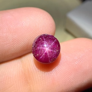 Natuurlijke Birmese sterrobijn cabochon: ovale, onverwarmde zesstraals edelsteen (8,3 x 7,8 mm)