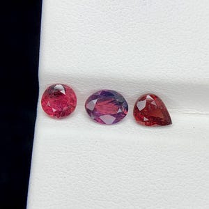 Lote de 3 zafiros Winza naturales sin tratamiento térmico de 1,65 quilates, gema bicolor de formas mixtas.