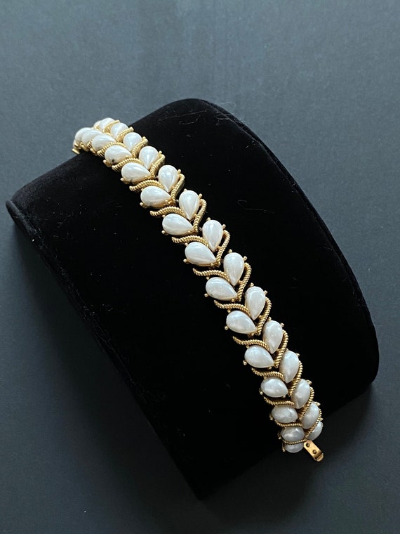 Vintage Crown Trifari Faux TearDrop Pearl Bracelet