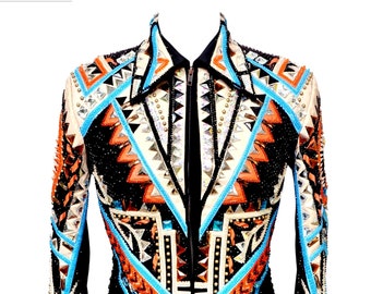 Op de afbeelding: Een zwart showjack met een geometrisch patroon in tinten oranje, turquoise en wit. Het jack is versierd met strass en kralen.