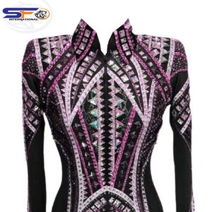 Może przedstawiać: Czarna koszula z długim rękawem z geometrycznym wzorem w odcieniach różowego, białego i srebrnego. Koszula jest ozdobiona kryształkami i ma stójkę.