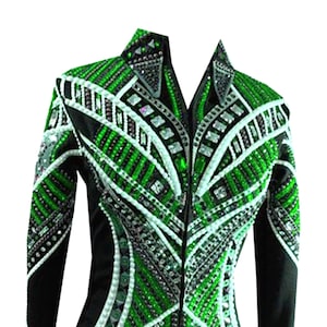 Könnte beinhalten: Eine schwarze und grüne Showjacke mit geometrischem Design mit weißen und silbernen Akzenten. Die Jacke ist mit Strasssteinen verziert.
