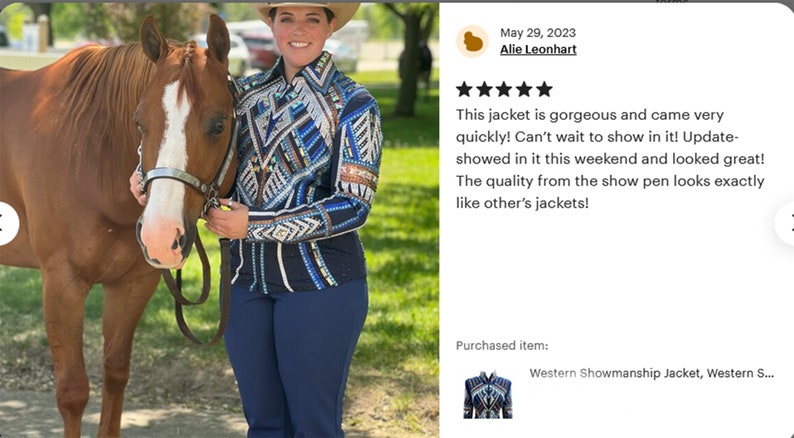 Peut inclure: Une femme portant une veste de showmanship bleue et blanche avec des motifs g&eacute;om&eacute;triques et des strass se tient &agrave; c&ocirc;t&eacute; d'un cheval brun. La veste a un col noir et des manches longues. La femme porte un pantalon bleu. Le cheval a une &eacute;toile blanche sur le visage. Le texte "Western Showmanship Jacket, Western S..." est visible sous l'image.