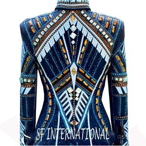 Peut inclure: Une chemise de spectacle bleue, blanche et orange avec un motif g&eacute;om&eacute;trique et des strass. La chemise a un col montant et des manches longues. Le dos de la chemise porte le texte "SF INTERNATIONAL".