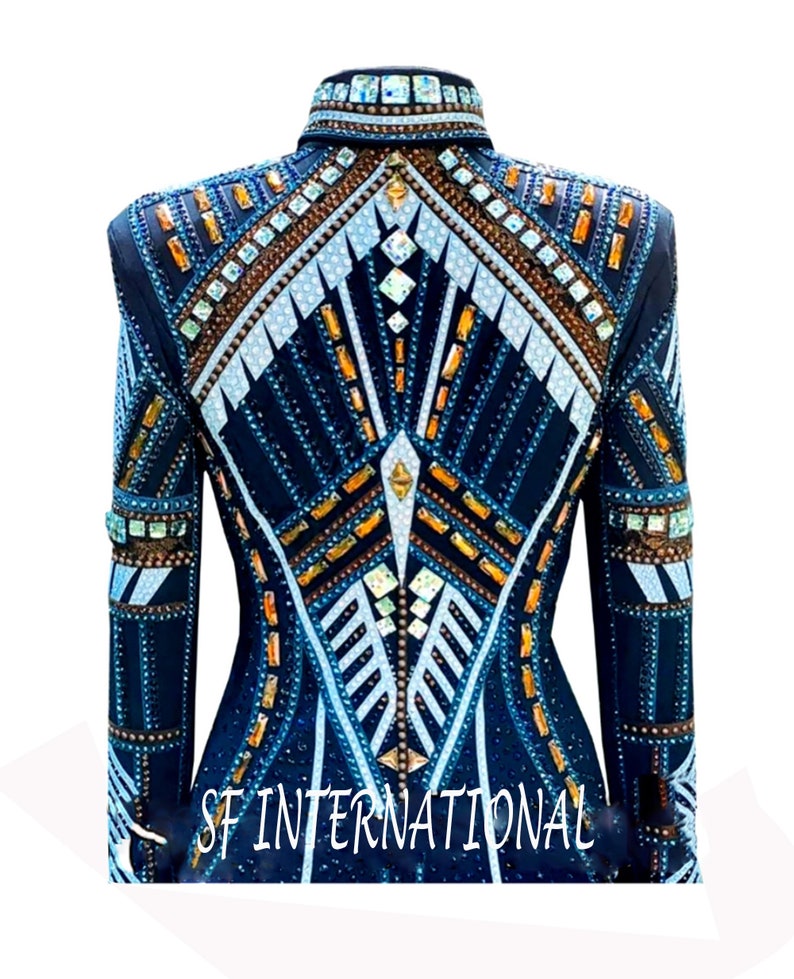 Peut inclure: Une chemise de spectacle bleue, blanche et orange avec un motif g&eacute;om&eacute;trique et des strass. La chemise a un col montant et des manches longues. Le dos de la chemise porte le texte "SF INTERNATIONAL".