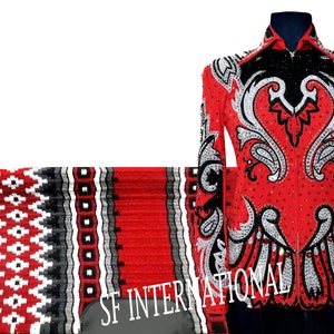Puede incluir: Camisa de espectáculo roja y negra con un diseño paisley plateado y blanco. La camisa tiene una cremallera y un cuello. La camisa se combina con una manta de silla roja y negra con un patrón geométrico.