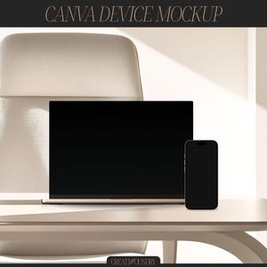 Può includere: Un laptop e uno smartphone con schermi neri sono su una scrivania colorata. I dispositivi sono posizionati davanti a una sedia dai toni neutri. Il testo "CANVA DEVICE MOCKUP" è nella parte superiore dell'immagine.