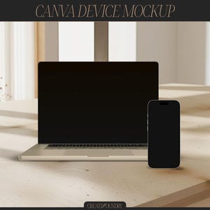 Puede incluir: Un ordenador portátil y un smartphone con pantallas negras están sobre una superficie de madera clara. El portátil está abierto y el smartphone está al lado. El texto "CANVA DEVICE MOCKUP" está en la parte superior de la imagen.