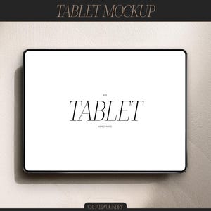 Op de afbeelding: Een zwarte tablet mockup met een wit scherm waarop de tekst "TABLET 4:3 ASPECT RATIO" wordt weergegeven.