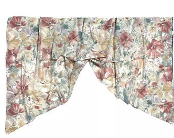 Könnte beinhalten: Eine florale Gardinenspitze mit cremefarbenem Hintergrund und rosa, gelben und grünen Blumen. Die Spitze ist aus einem weichen, leichten Stoff gefertigt und hat ein gerafftes Design.