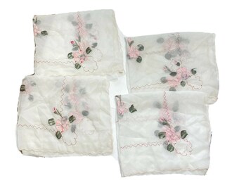 Puede incluir: Conjunto de cuatro pañuelos de encaje blanco con bordado floral rosa.