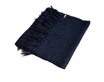 Manta/chal de punto a mano Geneviève Dupeux, pieza única, color negro vintage.