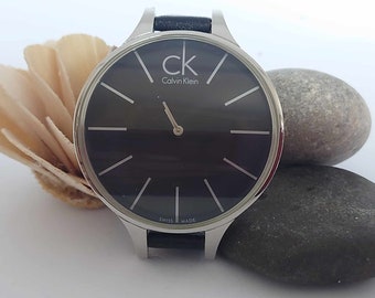 Calvin Klein Modelo no. CK k28231 El cristal del reloj con esfera curva grande no tiene rayones ni astillas, está en excelentes condiciones de funcionamiento y mantiene el tiempo en buen estado.