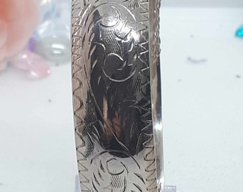 SILVER  BANGLE hinged pattern all the way around PRISTINE condition Boxed