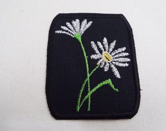 Daisy Flower Embroidered Iron On Patch