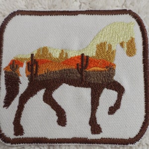 以下が含まれることがあります： 馬のシルエットと砂漠の風景デザインが施された刺繍パッチ。馬は茶色で、クリーム色のたてがみと尾があります。砂漠のシーンには、オレンジ、茶色、黄色の色合いのサボテンと山が含まれています。パッチには茶色の縁取りがあります。