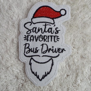 Könnte beinhalten: Weißer gestickter Aufnäher mit einer roten Weihnachtsmütze, einem schwarzen Bart und dem Text "Santas Lieblingsbusfahrer".